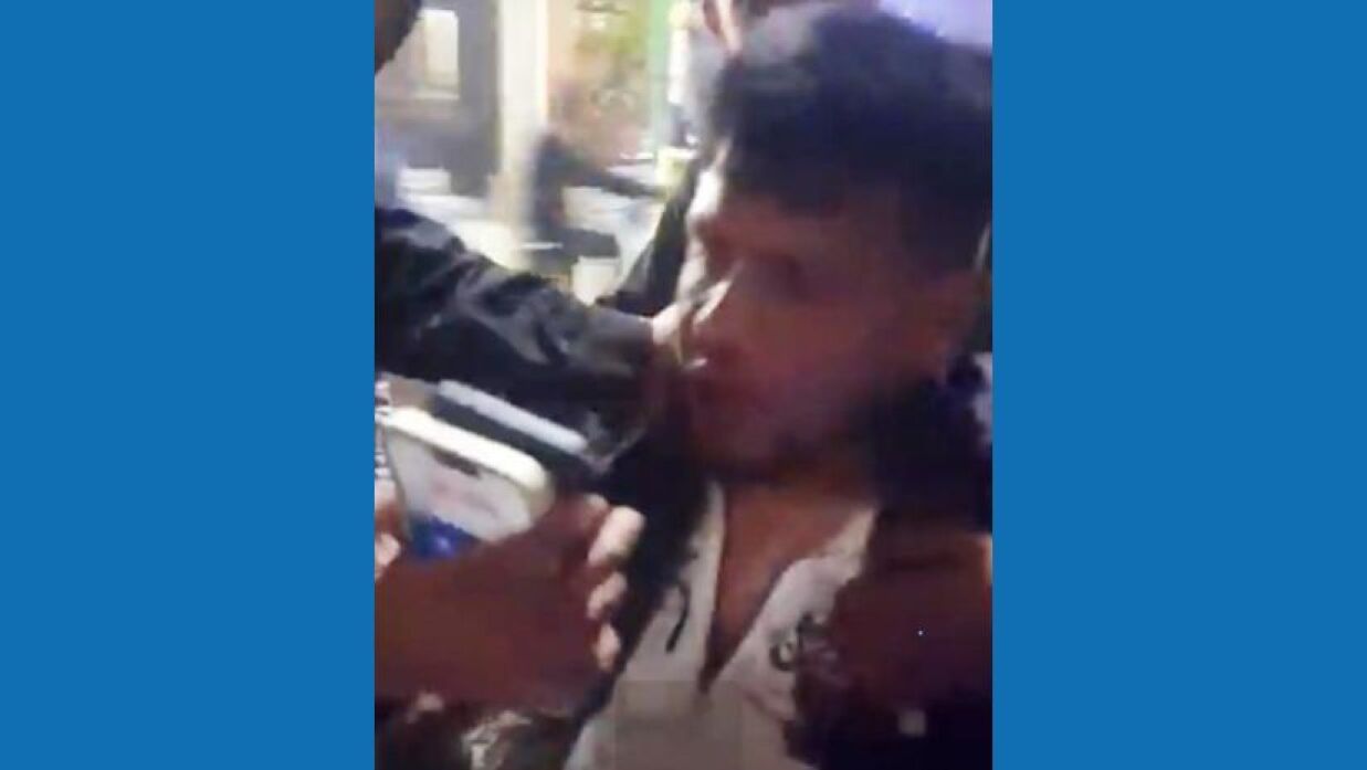 রেস্তোরাঁয় বসে বৈঠক, ছাত্রলীগের নেতাকে পিটিয়ে পুলিশে সোপর্দ